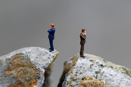 Bei manchem Chefs spürt man einen Graben, bei anderen eindeutig zu wenig Abstand! © kelly marken - Fotolia.com