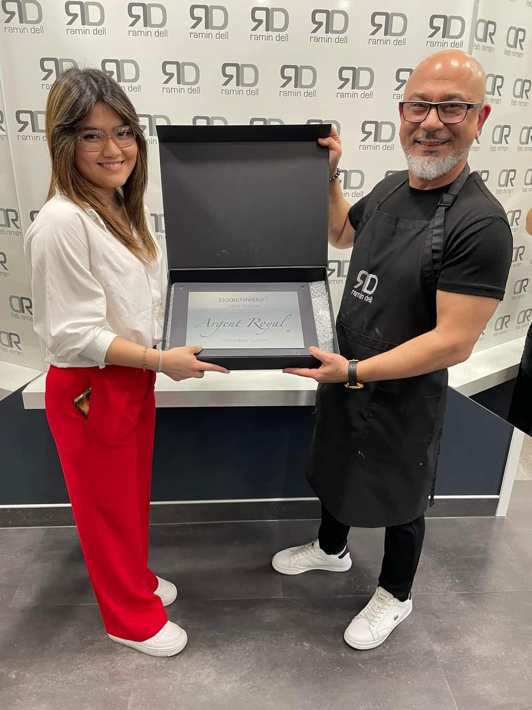 Friseursalon Haarchitektur – Lüneburg – grau – Argent Royal – natürliches grau – zur zum natürlichen grau – Zertifikat – Ramin Dell – Sahar Musafari Friseursalon Haarchitektur - Lüneburg - grau - Argent Royal - natürliches grau - zur zum natürlichen grau